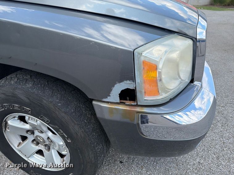 image for item FT3007 2006 Dodge Dakota Crew Cab pickup truck