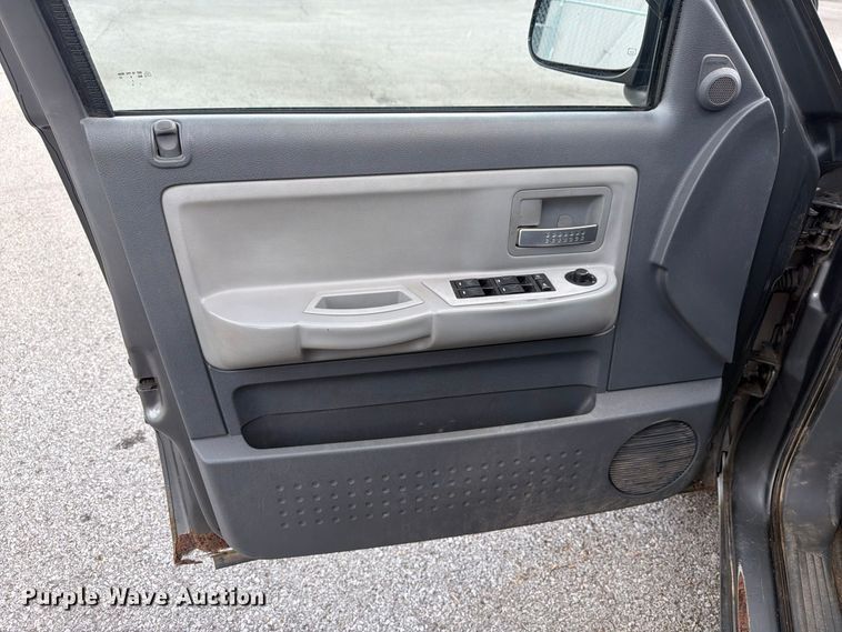 image for item FT3007 2006 Dodge Dakota Crew Cab pickup truck