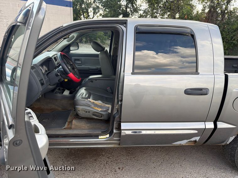image for item FT3007 2006 Dodge Dakota Crew Cab pickup truck