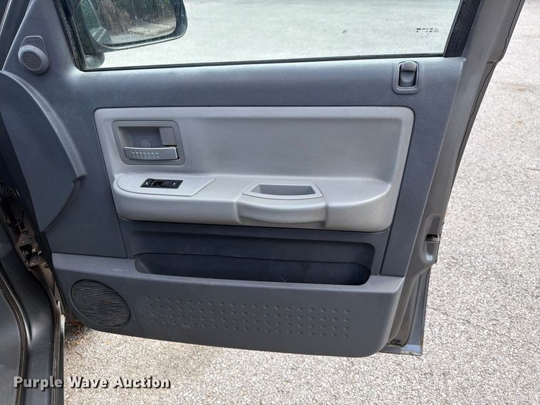 image for item FT3007 2006 Dodge Dakota Crew Cab pickup truck
