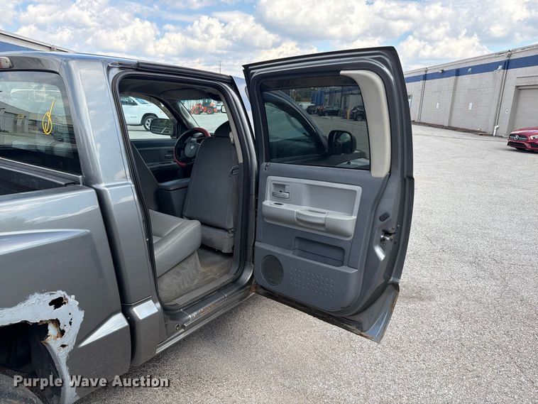 image for item FT3007 2006 Dodge Dakota Crew Cab pickup truck