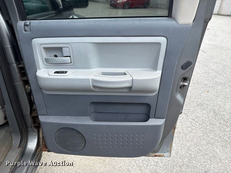 image for item FT3007 2006 Dodge Dakota Crew Cab pickup truck