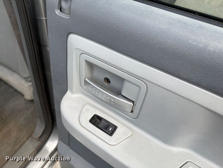 image for item FT3007 2006 Dodge Dakota Crew Cab pickup truck