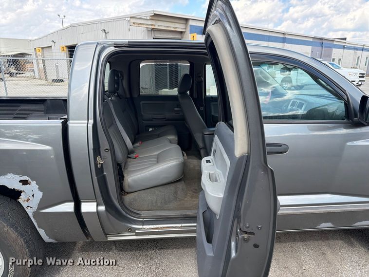 image for item FT3007 2006 Dodge Dakota Crew Cab pickup truck