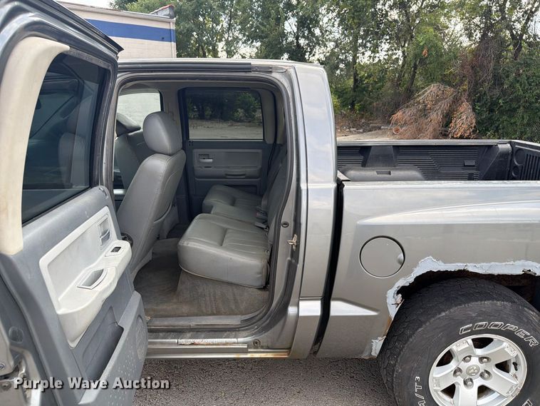 image for item FT3007 2006 Dodge Dakota Crew Cab pickup truck
