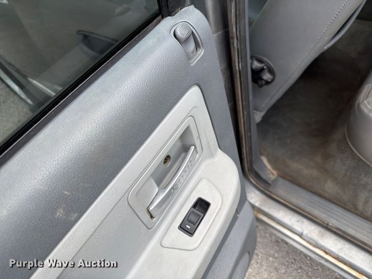 image for item FT3007 2006 Dodge Dakota Crew Cab pickup truck