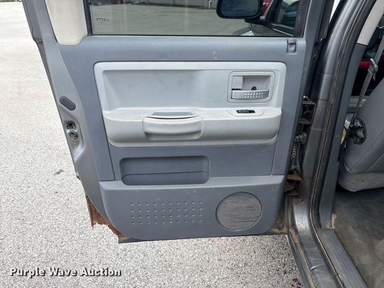 image for item FT3007 2006 Dodge Dakota Crew Cab pickup truck