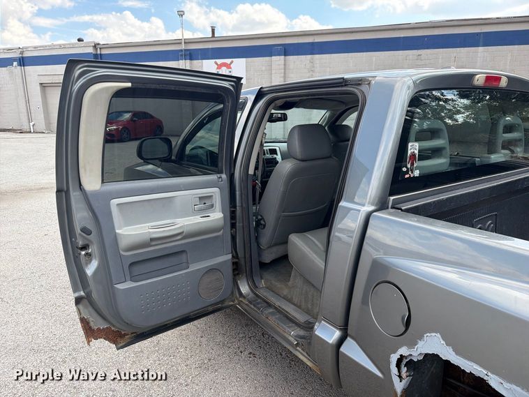 image for item FT3007 2006 Dodge Dakota Crew Cab pickup truck