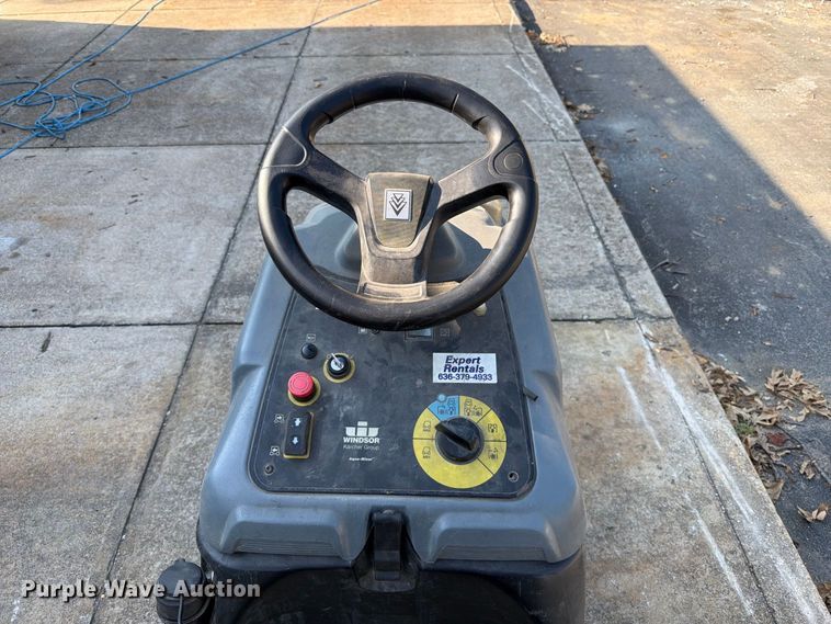 image for item FT6225 Windsor Chariot 2 iScrub 20X floor scrubber
