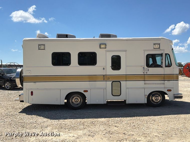 image for item FT6241 1996 Chevrolet Motorhome Chassis party bus