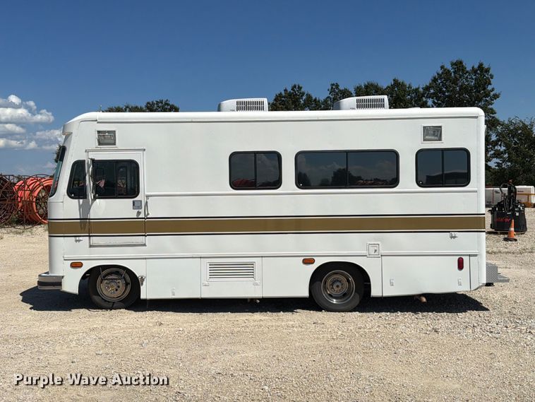 image for item FT6241 1996 Chevrolet Motorhome Chassis party bus