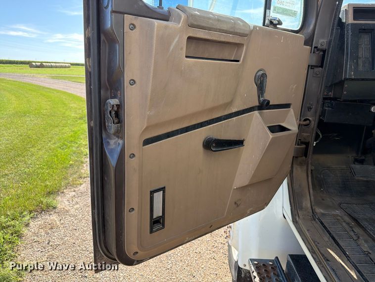 image for item FT6701 1990 International 4700 box truck