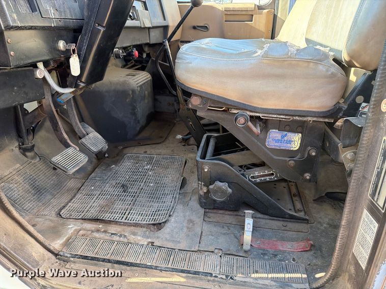 image for item FT6701 1990 International 4700 box truck