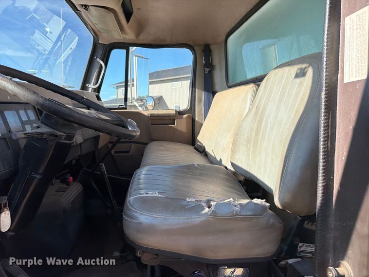 image for item FT6701 1990 International 4700 box truck