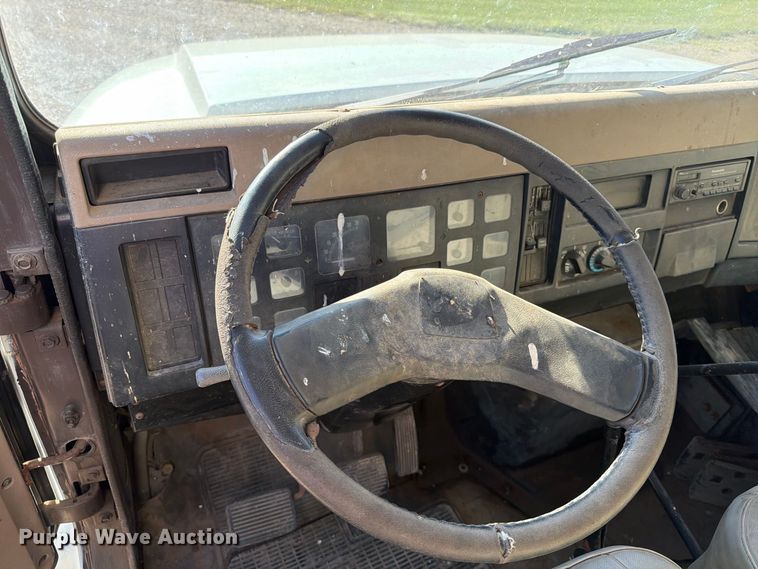 image for item FT6701 1990 International 4700 box truck