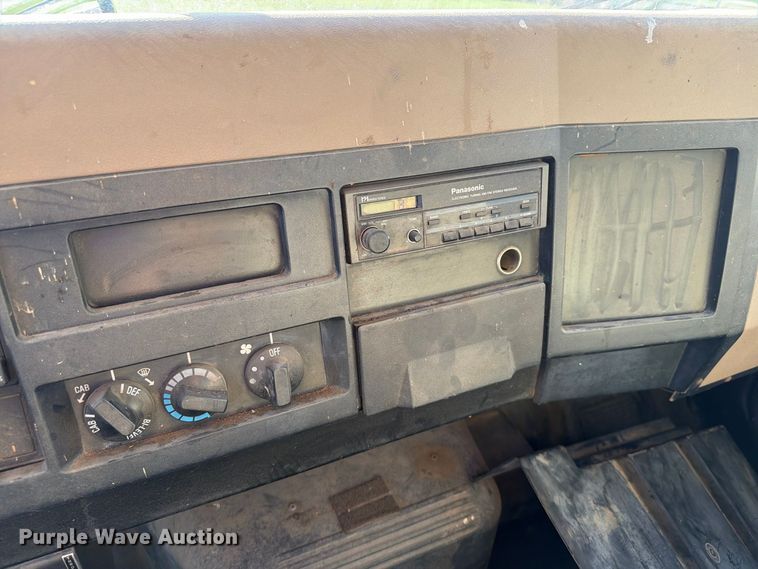 image for item FT6701 1990 International 4700 box truck