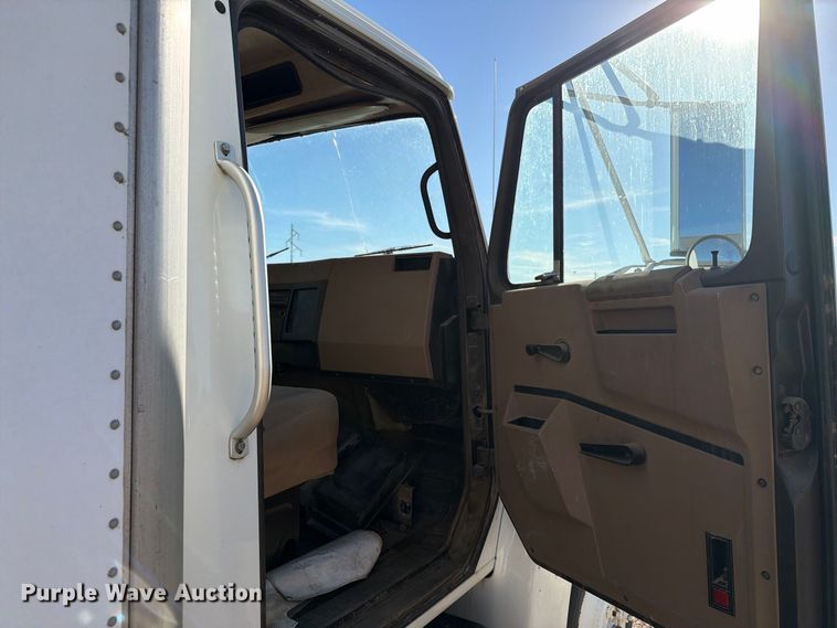 image for item FT6701 1990 International 4700 box truck