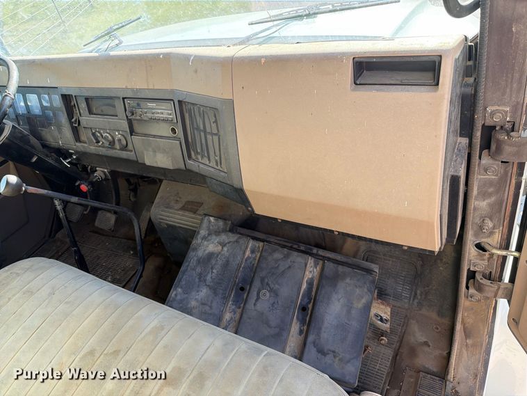 image for item FT6701 1990 International 4700 box truck