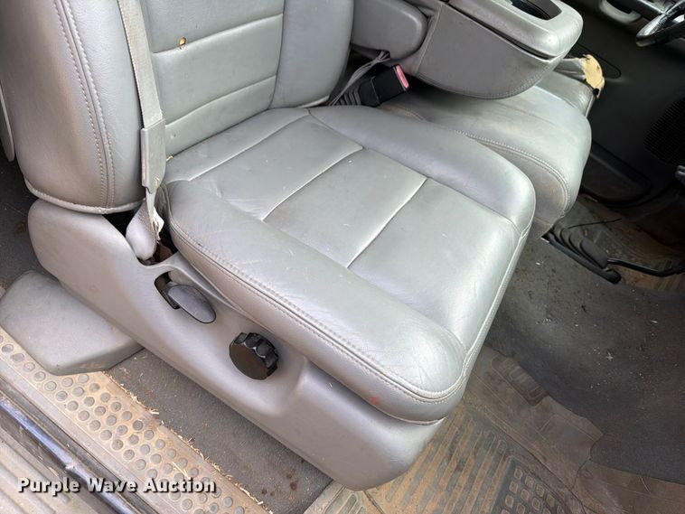 image for item FT7500 2004 Ford F450 Super Duty flatbed truck