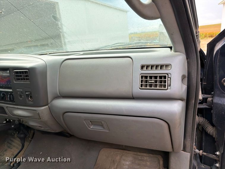 image for item FT7500 2004 Ford F450 Super Duty flatbed truck