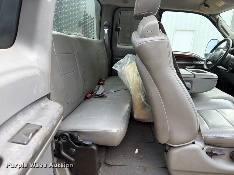 image for item FT7500 2004 Ford F450 Super Duty flatbed truck