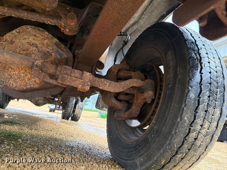 image for item FT7500 2004 Ford F450 Super Duty flatbed truck