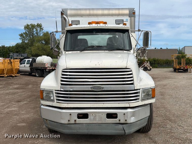 image for item FT7504 1996 Ford LTLA9000 box truck