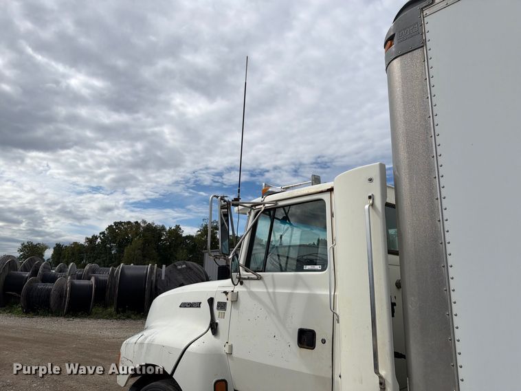 image for item FT7504 1996 Ford LTLA9000 box truck