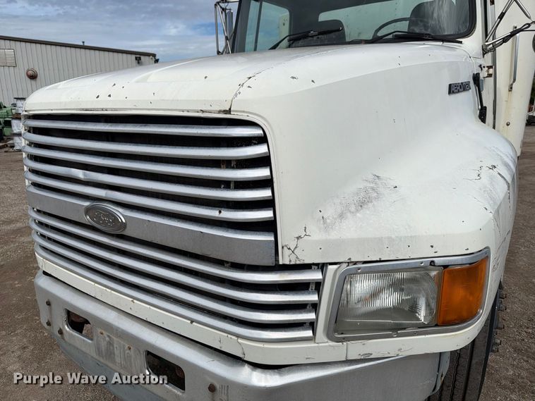 image for item FT7504 1996 Ford LTLA9000 box truck