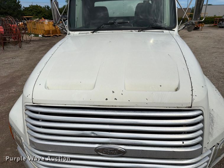 image for item FT7504 1996 Ford LTLA9000 box truck