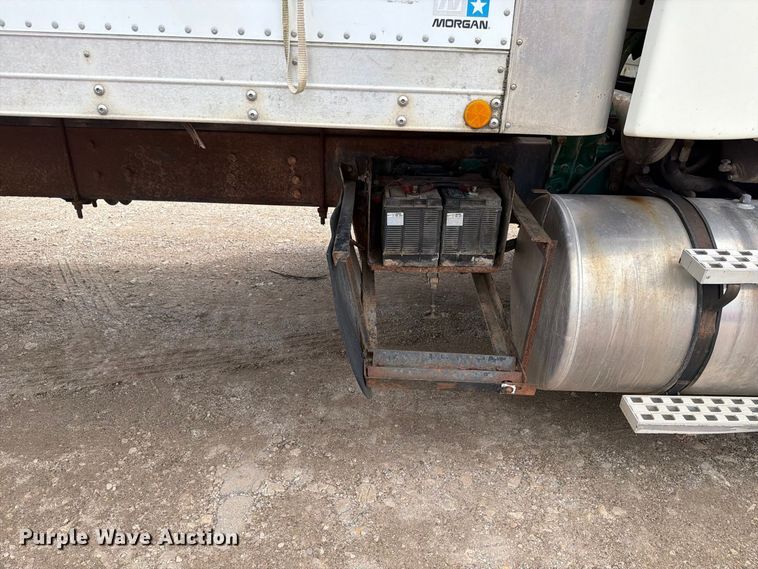 image for item FT7504 1996 Ford LTLA9000 box truck