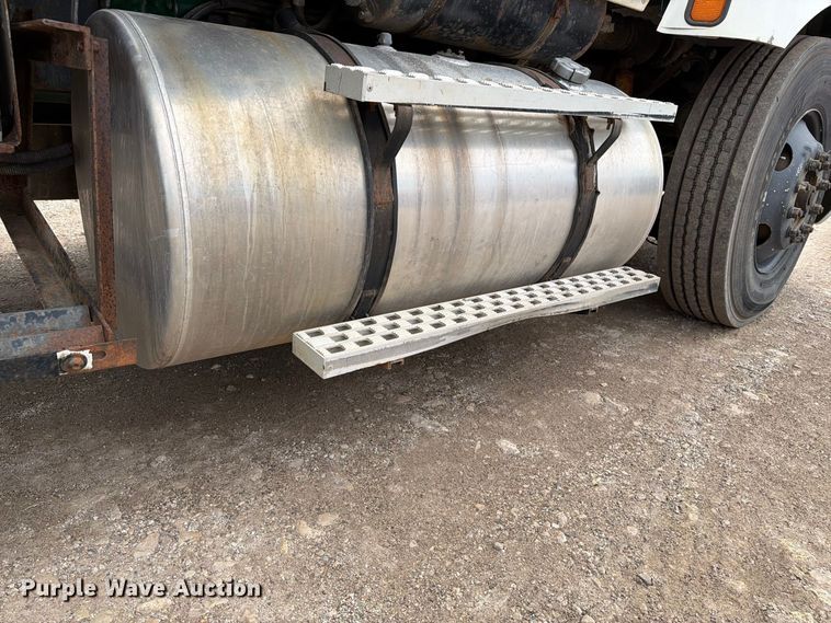 image for item FT7504 1996 Ford LTLA9000 box truck