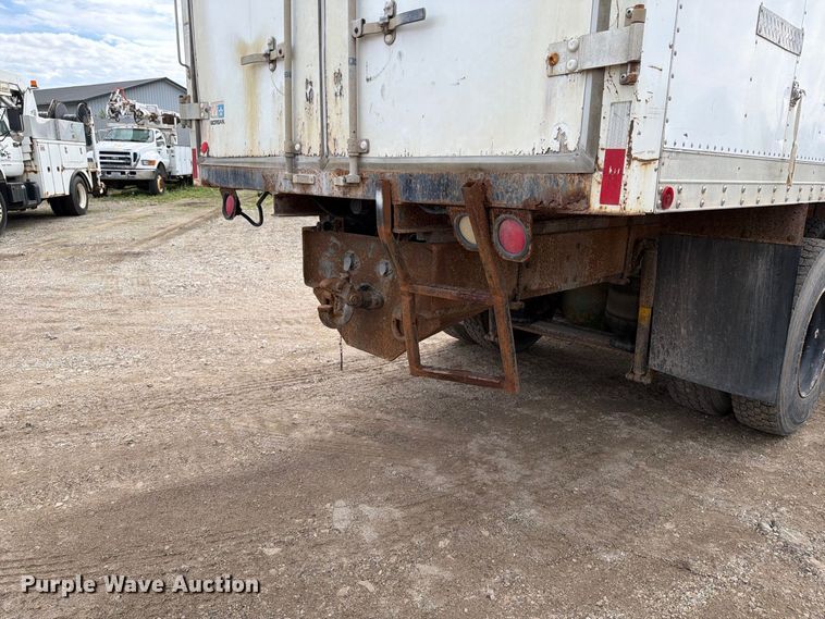 image for item FT7504 1996 Ford LTLA9000 box truck