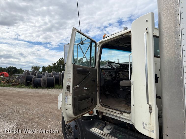 image for item FT7504 1996 Ford LTLA9000 box truck