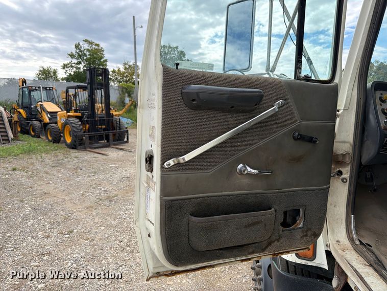 image for item FT7504 1996 Ford LTLA9000 box truck