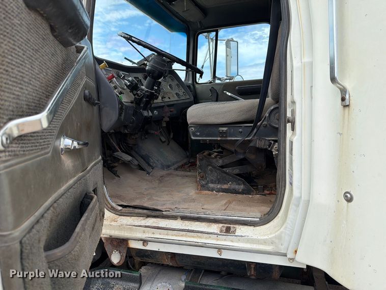 image for item FT7504 1996 Ford LTLA9000 box truck