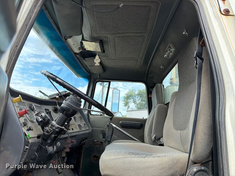 image for item FT7504 1996 Ford LTLA9000 box truck