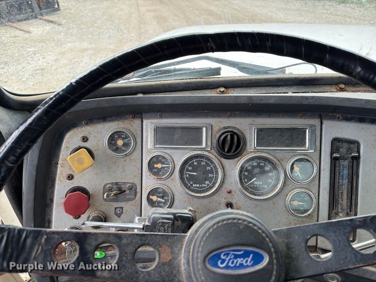 image for item FT7504 1996 Ford LTLA9000 box truck