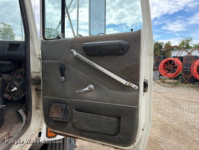 image for item FT7504 1996 Ford LTLA9000 box truck