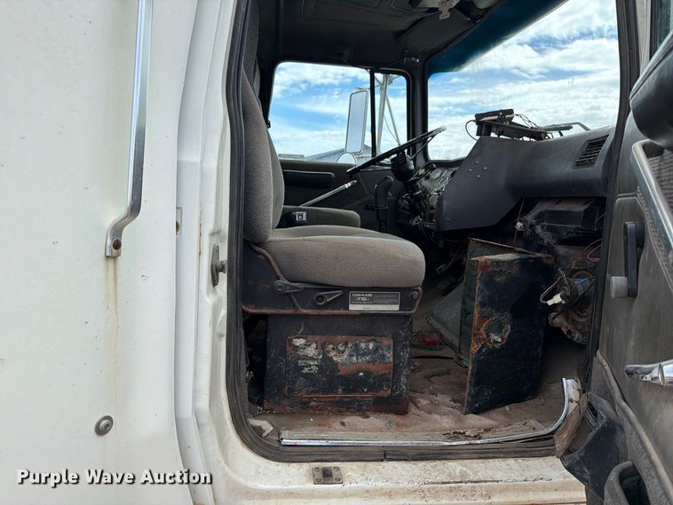 image for item FT7504 1996 Ford LTLA9000 box truck