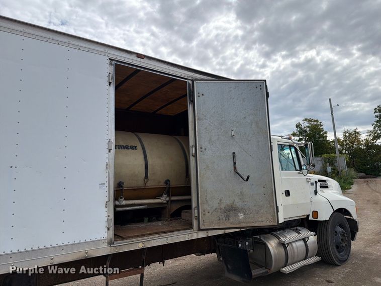 image for item FT7504 1996 Ford LTLA9000 box truck