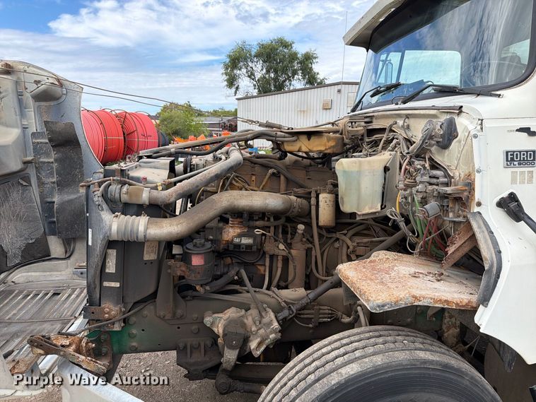 image for item FT7504 1996 Ford LTLA9000 box truck