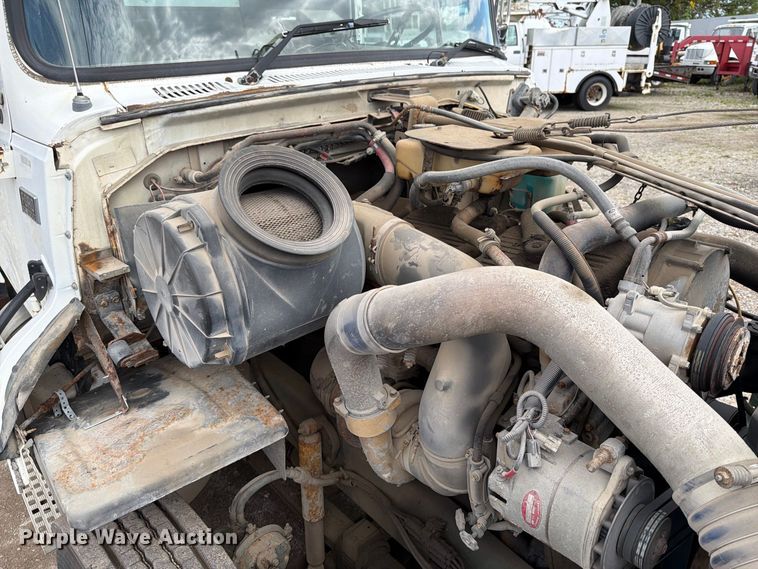 image for item FT7504 1996 Ford LTLA9000 box truck