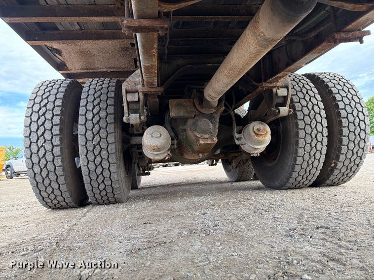 image for item FT7504 1996 Ford LTLA9000 box truck