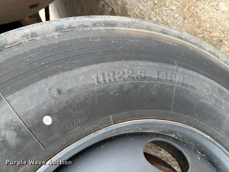 image for item FT7504 1996 Ford LTLA9000 box truck