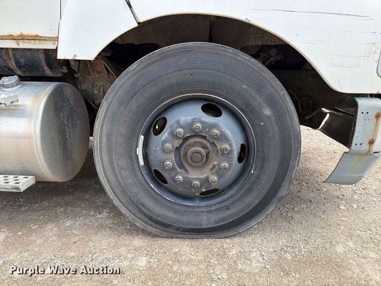 image for item FT7504 1996 Ford LTLA9000 box truck