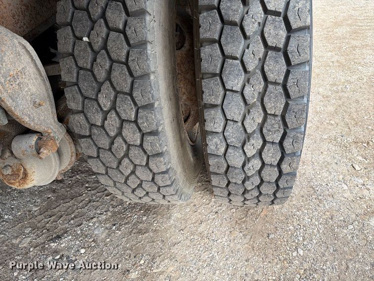 image for item FT7504 1996 Ford LTLA9000 box truck