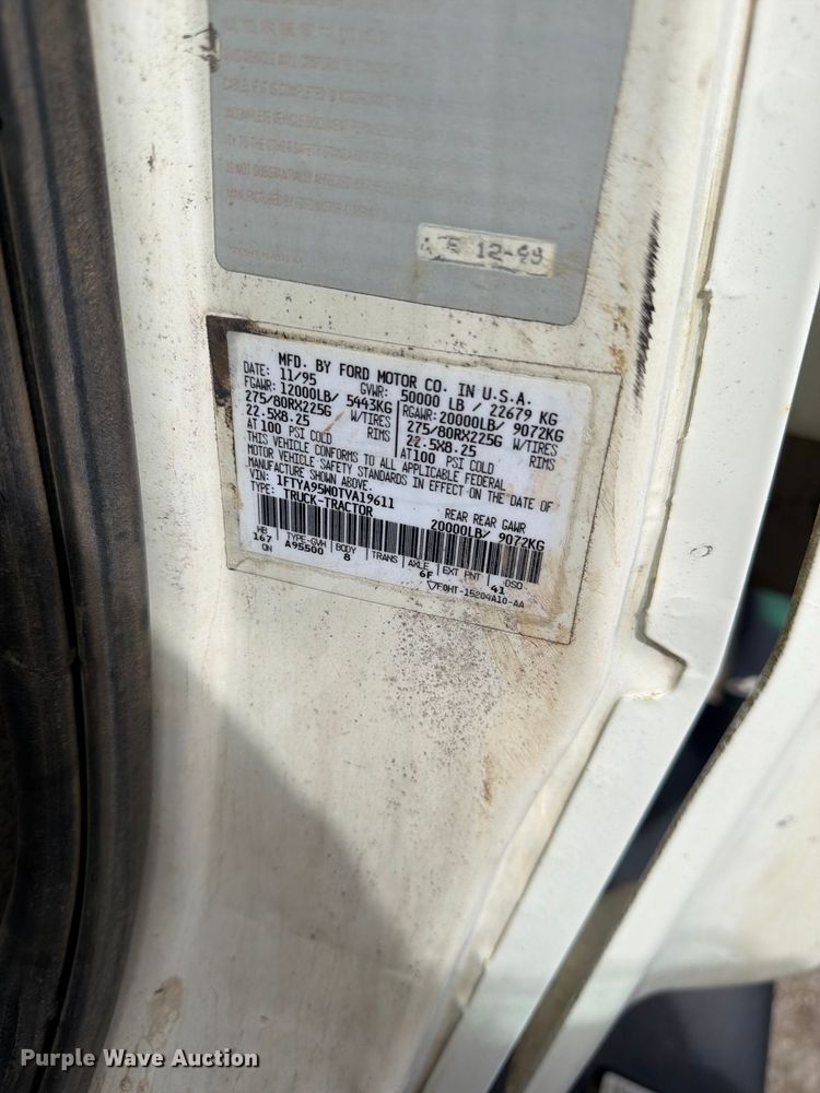image for item FT7504 1996 Ford LTLA9000 box truck