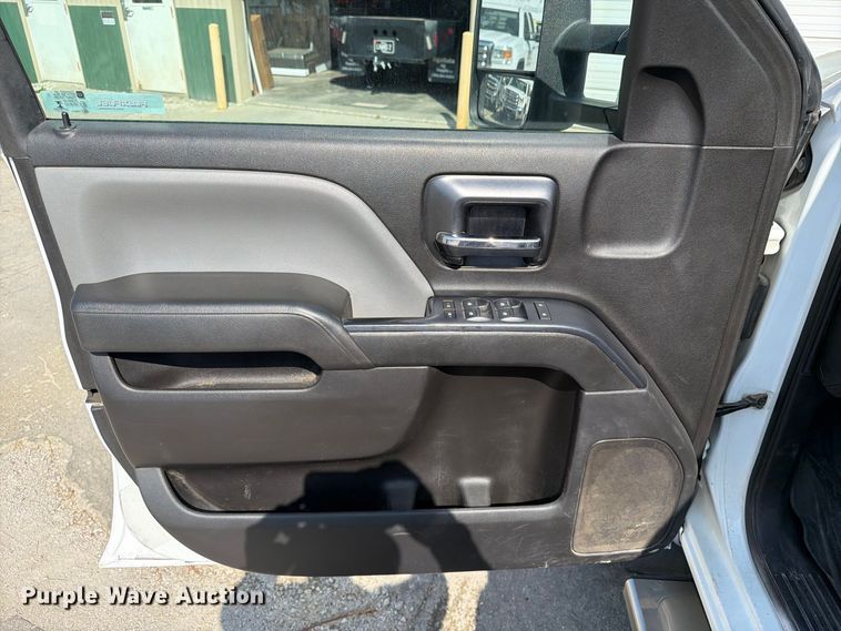 image for item FT8017 2016 Chevrolet Silverado 2500HD Crew Cab pickup truck