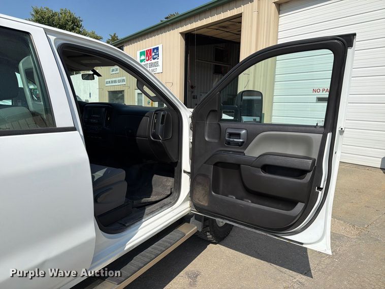 image for item FT8017 2016 Chevrolet Silverado 2500HD Crew Cab pickup truck